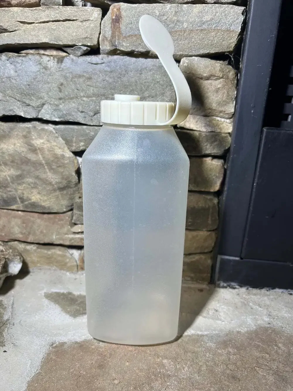 Rubbermaid Servin Saver 1QT 32 Oz Drink Bottle Beverage Jug Pitcher almond lid